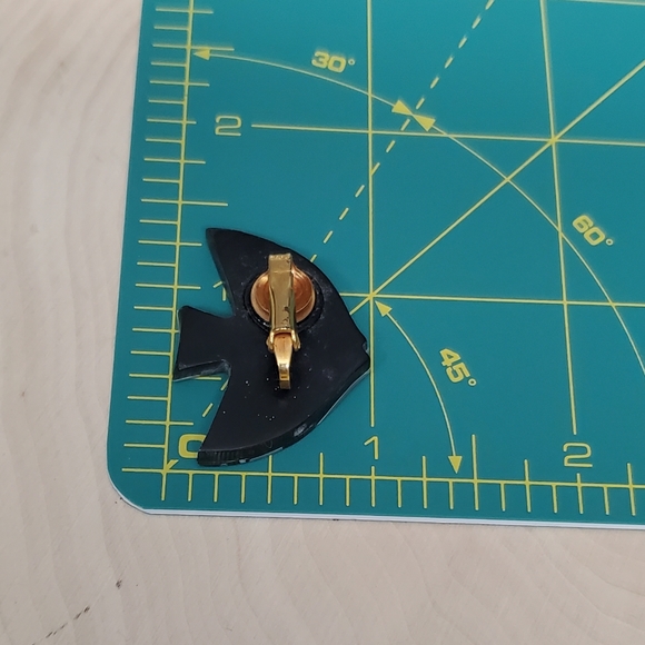Charming Vintage Dory Fish-Shaped Clip-On Earrings: Unique and Playful - Picture 4 of 4